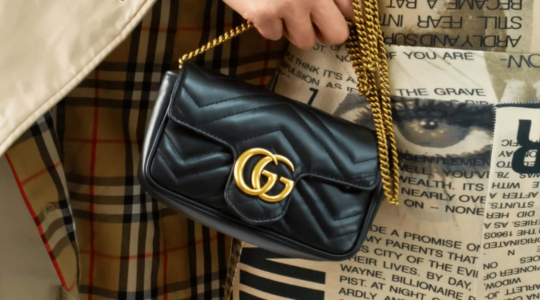 Assinante Bobags com bolsa Gucci Marmont
